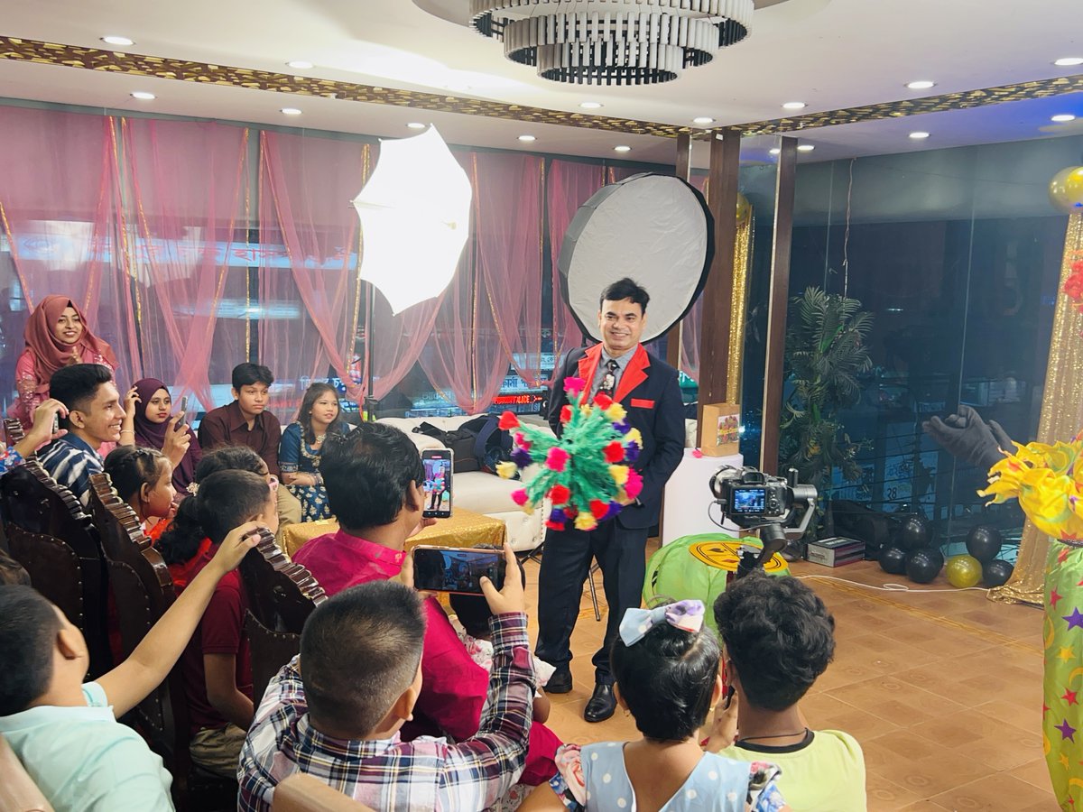 omarsharif81's tweet image. 🎂Happy mood with my dear Magic lover kids fan, Be a famous person in the world🌎
🔍To know more search Google Images: Magic entertainer Omar Sharif/ Hair a Kids friendly birthday party smart & gentle Magician of BD etc.
#Birthday #Magician #Omar_Sharif #Magic #Event #Planner #BD