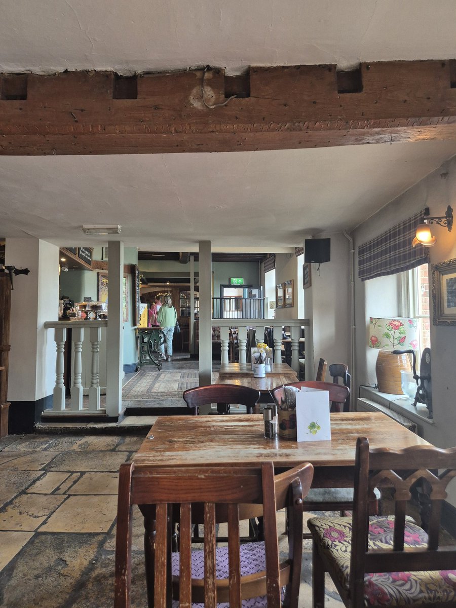 Julia_Zabala's tweet photo. Lacock és un poble petit i bonic on s'han rodat escenes de pel•lis i sèries com Downton Abbey, Cranford, Harry Potter, Moll Flanders i Orgull i Prejudici (versió 1995). Avui faig el te al Red Lion on van rodar les escenes de les Assembly Rooms d'Orgull i Prejudici #JaneAusten https://t.co/mqAj2PwJvd