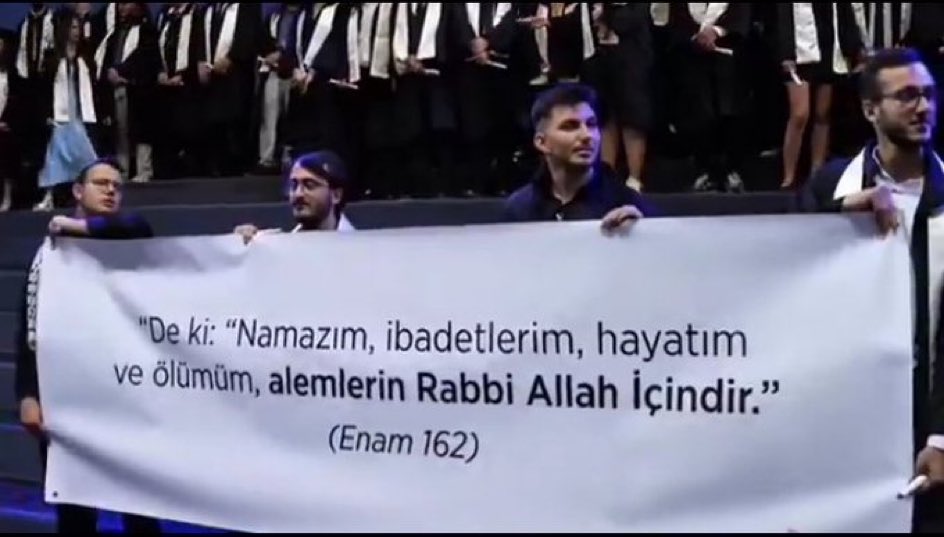 Bıraksalardı belkide sadece salondakiler görecekti. Önüne geçmek istediler Allah’ın planı galip geldi tüm Türkiye gördü.
“De ki: "Namazım, ibadetlerim, hayatım ve ölümüm, alemlerin Rabbi Allah içindir.”
                      Enam suresi 162 ayet