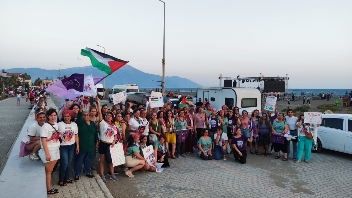tip_hatay's tweet image. Dünya Kadın Yürüyüşü -Yurttaş Birlikteliği Platformu -Antakya Kadınlar Birlikte Güçlü Platformu'nun TİP'li Kadınlar bileşeni olarak ortak eylemliliğimizin Samandağ ayağında; yürüyüşün ardından kadın zinciri oluşturduk.
Suriye'de öldürülen kadınların fotoğrafları ve…