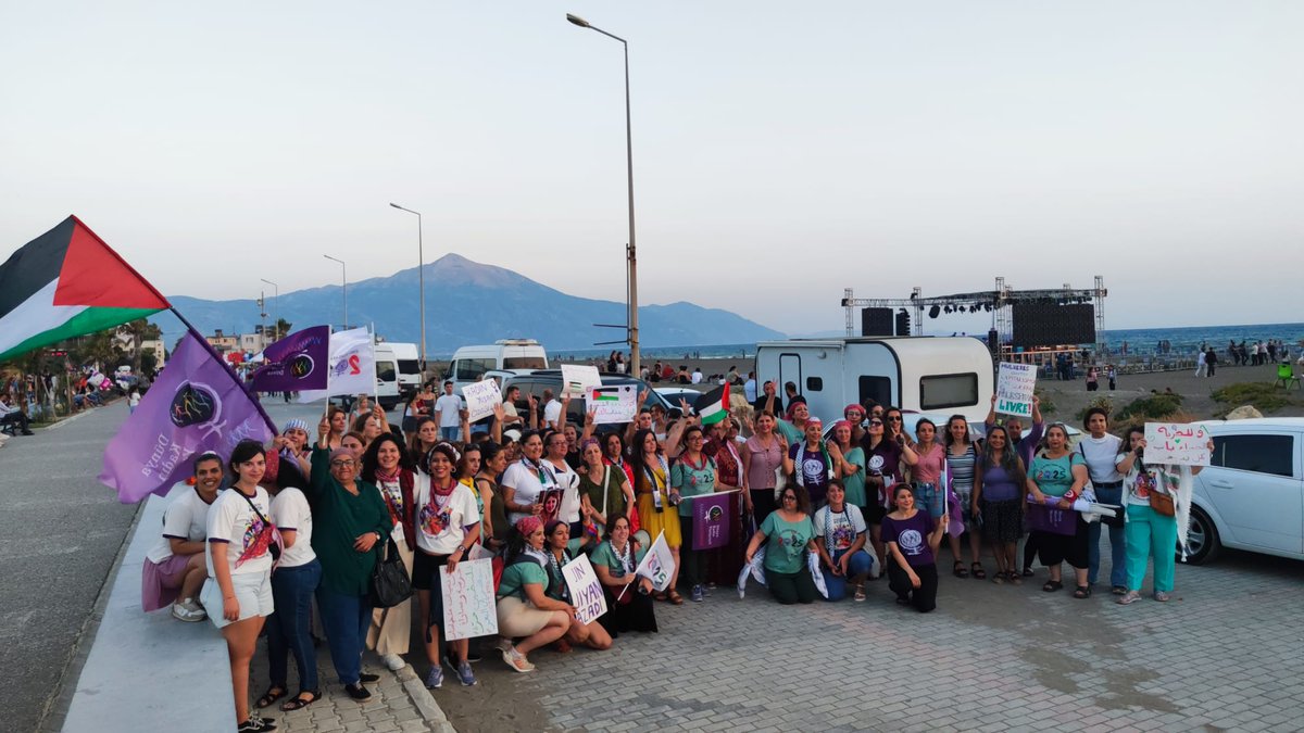 tip_hatay's tweet image. Dünya Kadın Yürüyüşü -Yurttaş Birlikteliği Platformu -Antakya Kadınlar Birlikte Güçlü Platformu'nun TİP'li Kadınlar bileşeni olarak ortak eylemliliğimizin Samandağ ayağında; yürüyüşün ardından kadın zinciri oluşturduk.
Suriye'de öldürülen kadınların fotoğrafları ve…