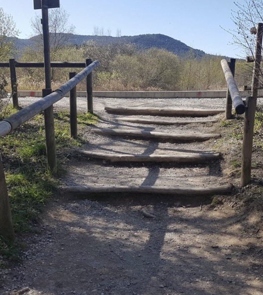 annaplanas_'s tweet photo. AQUEST TRAM D’ESTANY DE BANYOLES SEGUEIX SENSE SER ACCESSIBLE‼️@ajPorqueres la gent amb mobilitat reduïda, famílies d’infants q van amb cotxets, etc tb existim i tenim dret a poder fer volta a l’estany sense impediments. Gent de Twitter, AJUDEU A FER PRESSIÓ PERQUÈ POSIN RAMPA📣 https://t.co/W1qtu80Aik