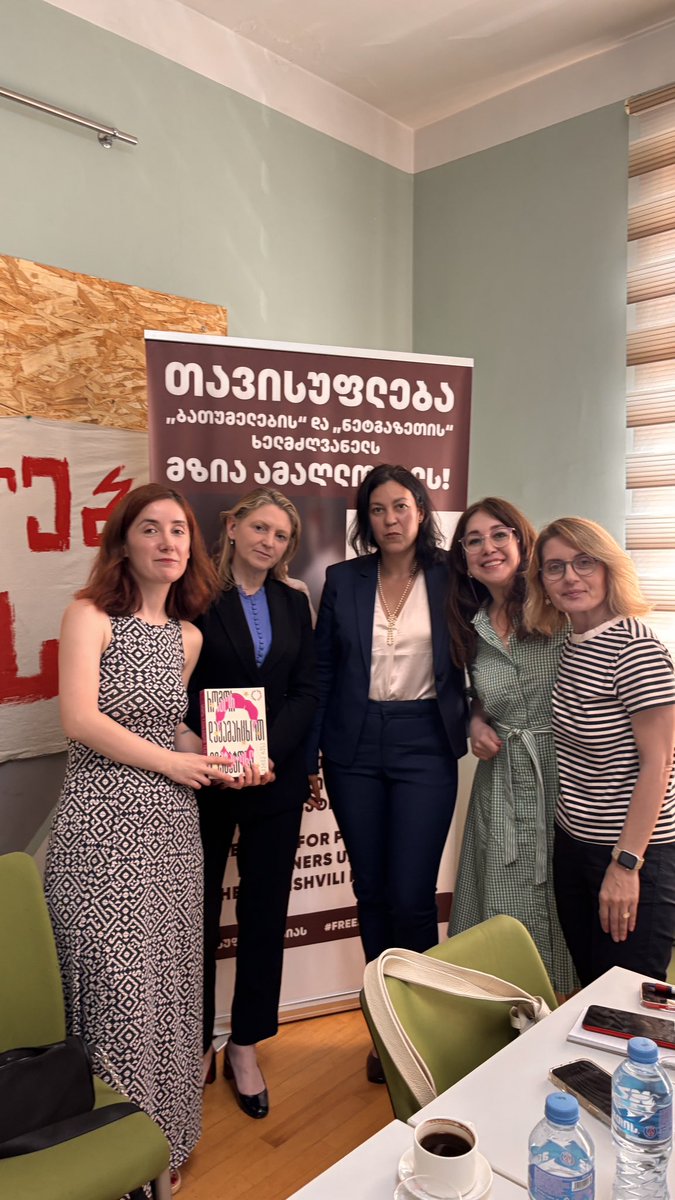 irmadimitradze's tweet image. ✊Together with @RukhadzeTamar attending Mzia’s hearing with this amazing team (not everyone is in the photo).
Mzia’s banner, @mariaressa’s book, and the wonderful @caoilfhionnanna, @GypsyStrategy , and @gulnozas.
#FreeMzia
#HowToStandUpToADictator