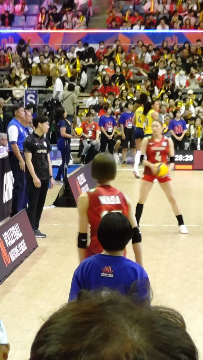 ottknottkn's tweet photo. 昨日はバレーボールのネーションリーグを観てきました。
ブラジルに負けてしまった(T_T)
でも楽しかったけれど
応援はいいのたけどセットポイントや
マッチポイントの時に全員立たせるのはちょっとやり過ぎ💢
集中して見たかったな😞
#ネーションズリーグ女子 
#千葉大会 https://t.co/rr2ij6ui34