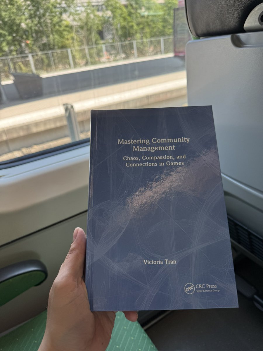 Christmas came early this year and somehow my copy of <a href="/TheVTran/">Victoria Tran 🧋</a> new book Mastering Community Management arrived before publishing date 😍
Great way to start vacation 🙏