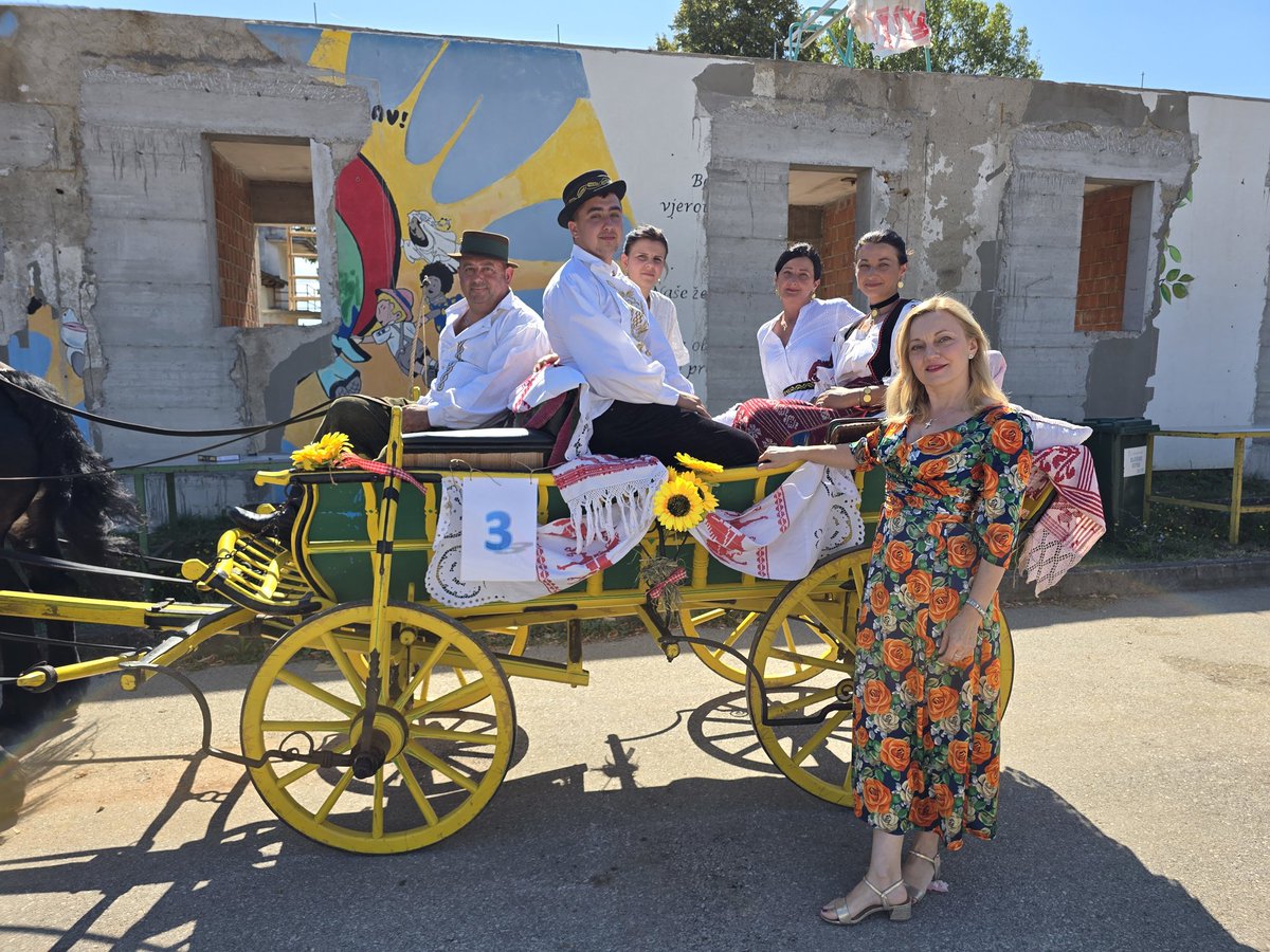 marijana_petir's tweet image. Državna konjogojska izložba u Sunji nije samo mjesto gdje se prezentiraju i ocjenjuju naše autohtone pasmine konja Hrvatski posavac i Hrvatski hladnokrvnjak, već je to i festival naše bogate kulturne baštine kroz koju se ogledaju vrijednosti koje 🇭🇷 narod živi.