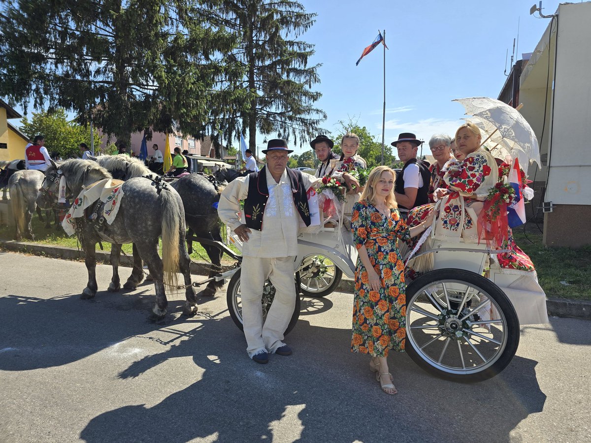 marijana_petir's tweet image. Državna konjogojska izložba u Sunji nije samo mjesto gdje se prezentiraju i ocjenjuju naše autohtone pasmine konja Hrvatski posavac i Hrvatski hladnokrvnjak, već je to i festival naše bogate kulturne baštine kroz koju se ogledaju vrijednosti koje 🇭🇷 narod živi.