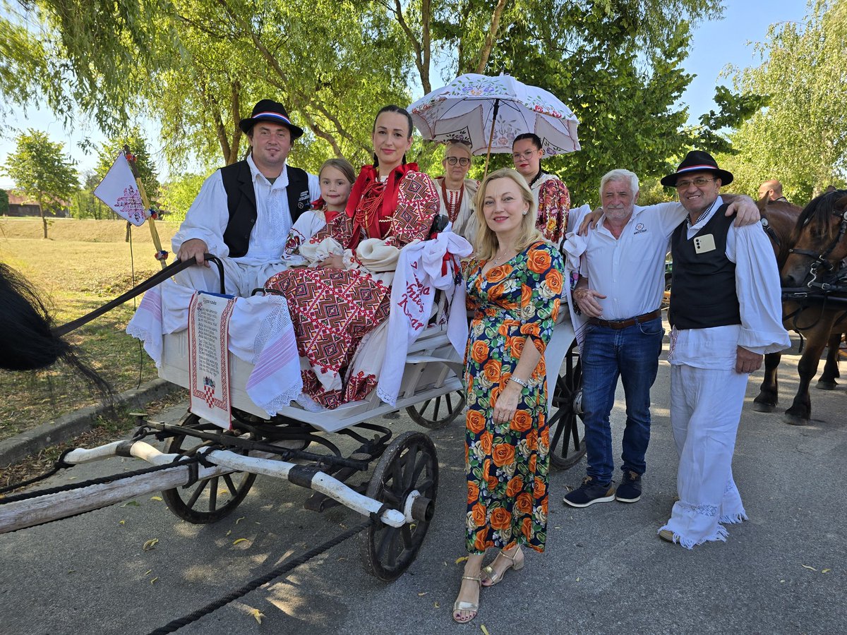 marijana_petir's tweet image. Državna konjogojska izložba u Sunji nije samo mjesto gdje se prezentiraju i ocjenjuju naše autohtone pasmine konja Hrvatski posavac i Hrvatski hladnokrvnjak, već je to i festival naše bogate kulturne baštine kroz koju se ogledaju vrijednosti koje 🇭🇷 narod živi.