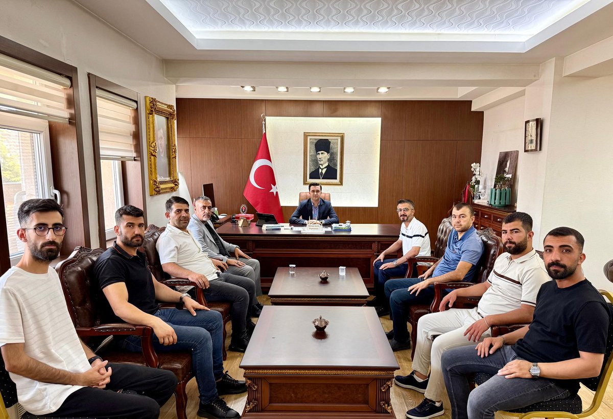 Kaymakamımız Sayın Mehmet Kaya, hayırlı olsun ziyaretinde bulunan Midyat Gazeteciler Cemiyeti Derneği Başkanı Tayfur Demir ve dernek üyelerini makamında kabul etti.

Nazik ziyaretleri dolayısıyla kendilerine teşekkür etti.