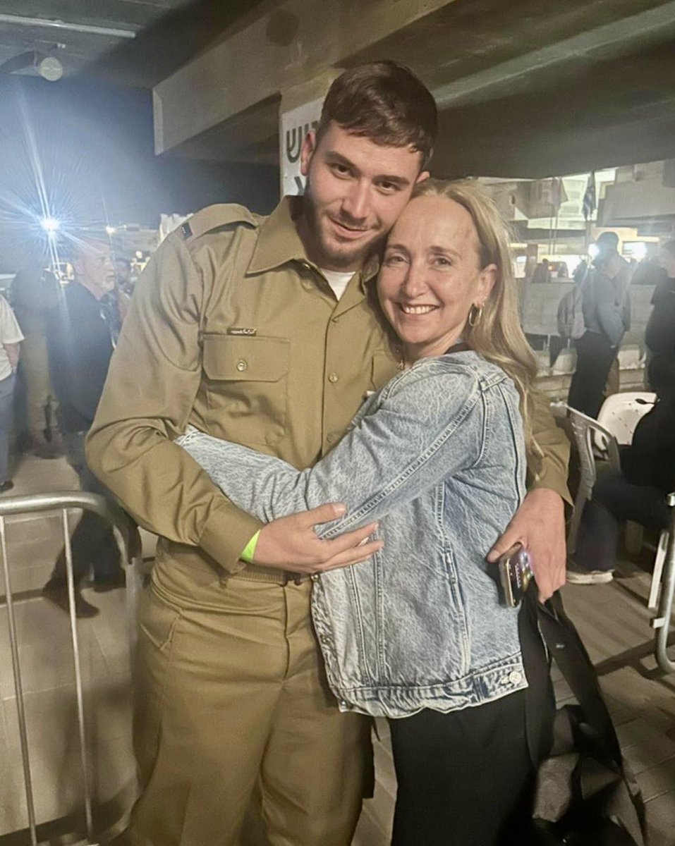 naftalibennett's tweet image. שורשים, הגליל התחתון.
רעי בירן ז״ל היה מפקד צוות בסיירת גולני שגם דרש את הרף הכי גבוה מחייליו, וגם דאג לכל אחד מהם כמו אמא שדואגת לילדיה.
זהו, לטעמי, השילוב המושלם בפיקוד על לוחמים.
כך למשל סיפרה לי אימו תהל, לפני כמה שבועות הוא שם לב שמרוב שהם שוהים בנמר הם כבר מסריחים אז…