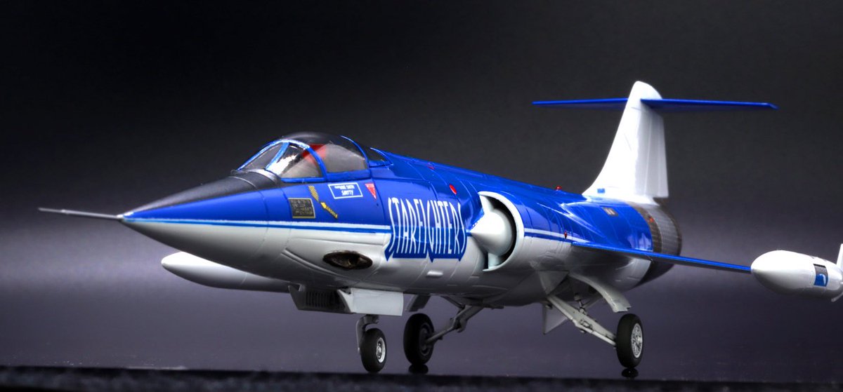grey_FS36081's tweet image. #青を見て体感温度をさげる
1/72 ハセガワ F-104(実際はCF-104)
カナダのアクロチーム”Starfighters”を自作デカールで
難所のデカールはすでにあるので同チームの幾何学迷彩タイプの機体も作ってみたいですね(いうのは自由…)
#プラモデル #戦闘機