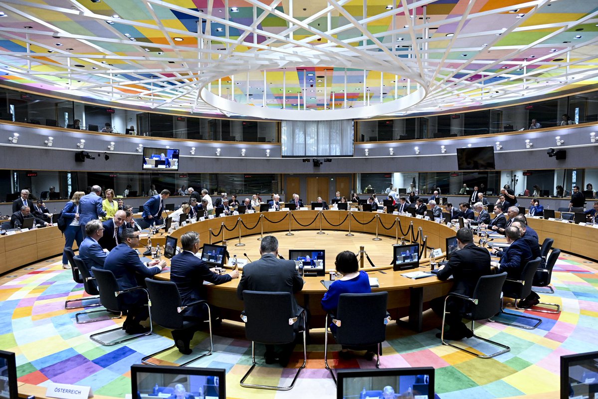 stasBuHa's tweet image. Goed om weer in Brussel te zijn, dit keer voor een extra Raad Buitenlandse Zaken Handel. De ontwikkelingen in de handelsrelatie met de VS staan uiteraard hoog op de agenda vandaag. Daarnaast heb ik kennismakingsgesprekken met mijn Europese counterparts en @MarosSefcovic.