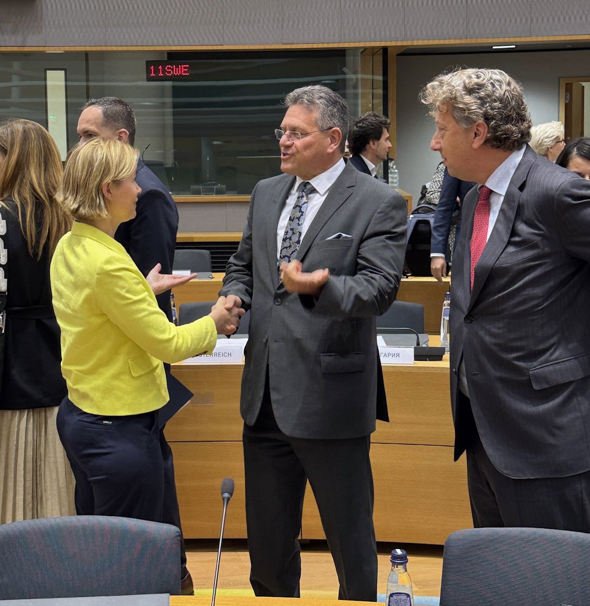 stasBuHa's tweet image. Goed om weer in Brussel te zijn, dit keer voor een extra Raad Buitenlandse Zaken Handel. De ontwikkelingen in de handelsrelatie met de VS staan uiteraard hoog op de agenda vandaag. Daarnaast heb ik kennismakingsgesprekken met mijn Europese counterparts en @MarosSefcovic.
