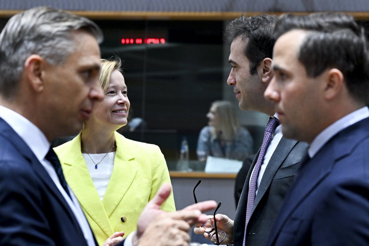 stasBuHa's tweet image. Goed om weer in Brussel te zijn, dit keer voor een extra Raad Buitenlandse Zaken Handel. De ontwikkelingen in de handelsrelatie met de VS staan uiteraard hoog op de agenda vandaag. Daarnaast heb ik kennismakingsgesprekken met mijn Europese counterparts en @MarosSefcovic.