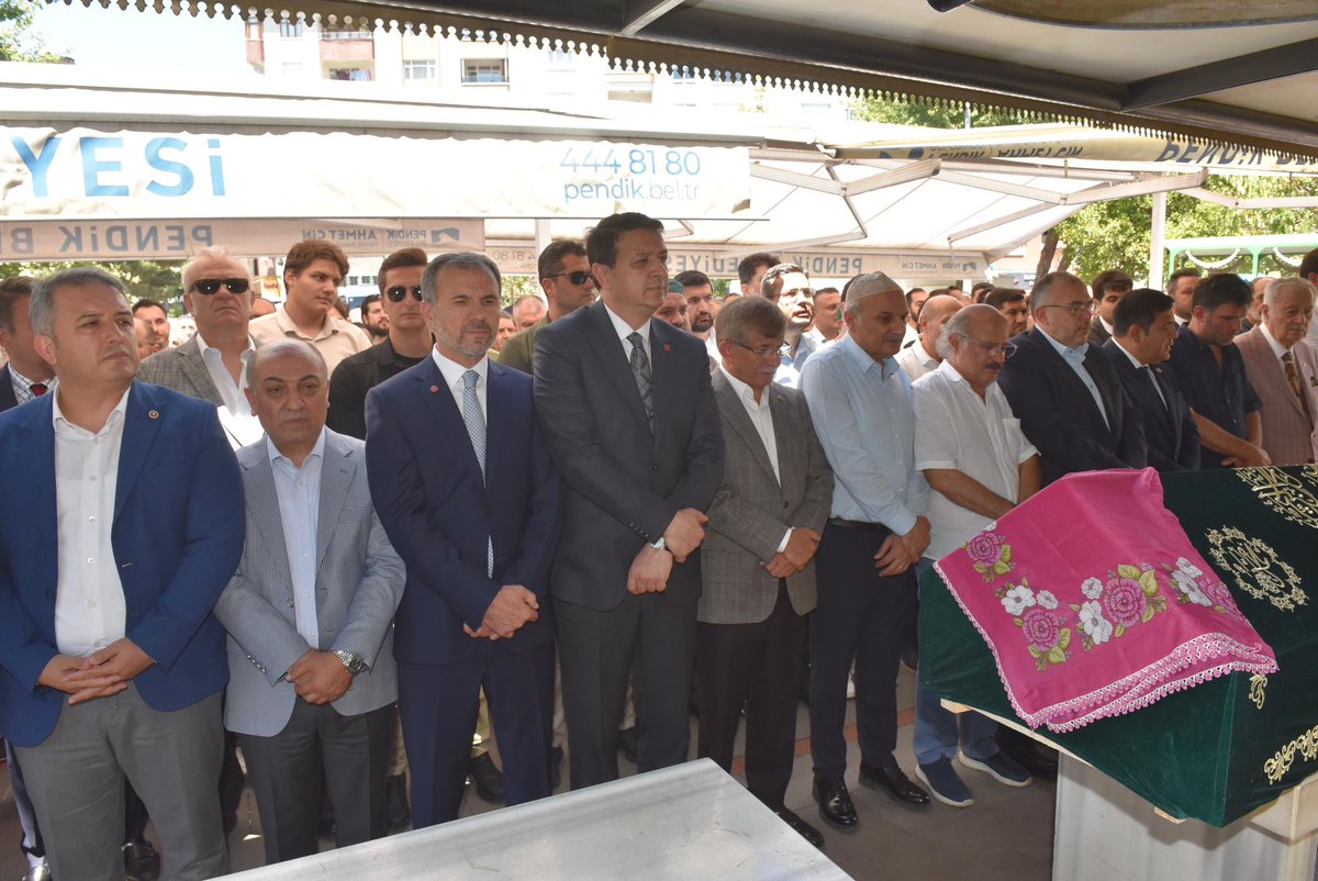 Genel Başkanımız Sayın Ahmet Davutoğlu, Genel Başkan Yardımcılarımız, Milletvekillerimiz, İstanbul İl Başkanımız ve teşkilatı ile birlikte Genel Başkan Yardımcımız Sayın Zekayi Doğan’ın kayınvalidesi ve Saadet Partisi İstanbul Milletvekili Sayın Birol Aydın’ın kıymetli annesi