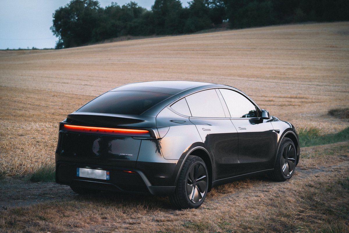 alex_barashkov's tweet image. After investing in $TSLA since 2018, I finally decided to get one to myself – New Tesla Model Y, Stealth Grey.
It's almost a perfect car, so here is my review with things I like and don't like after two weeks of driving it:
+ Very good soundproofing
+ Huge suspension…