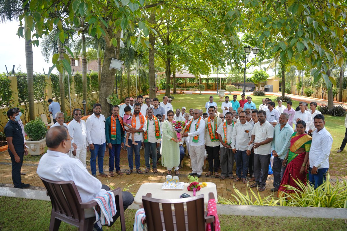 ShashikalaJolle's tweet image. ನಿಪ್ಪಾಣಿಯ ಕ್ಷೇತ್ರದ ಅಭಿವೃದ್ದಿ ಕಾರ್ಯಗಳನ್ನು ಮೆಚ್ಚಿ,ಬಂಡು ಖೋತ, ಅನಿಲ ಗುಳಗುಳೆ, ಹಾಗೂ ರಾಹುಲ ಖೋತ,ದೀಪಕ ಖೋತ,ದಾದಾಸೋ ಖೋತ, ತಾತೋಬಾ ಕಳಂತ್ರೆ,ಕಾಂಗ್ರೆಸ್ ಪಕ್ಷ ತೊರೆದು ಭಾರತೀಯ ಜನತಾ ಪಕ್ಷಕ್ಕೆ ಸೇರ್ಪಡೆಗೊಂಡಿದ್ದು ಅವರನ್ನು ಆತ್ಮೀಯವಾಗಿ ನಮ್ಮ ಪಕ್ಷಕ್ಕೆ ಸ್ವಾಗತಿಸಲಾಯಿತು.
#Nipani #BJP4ViksitBharat