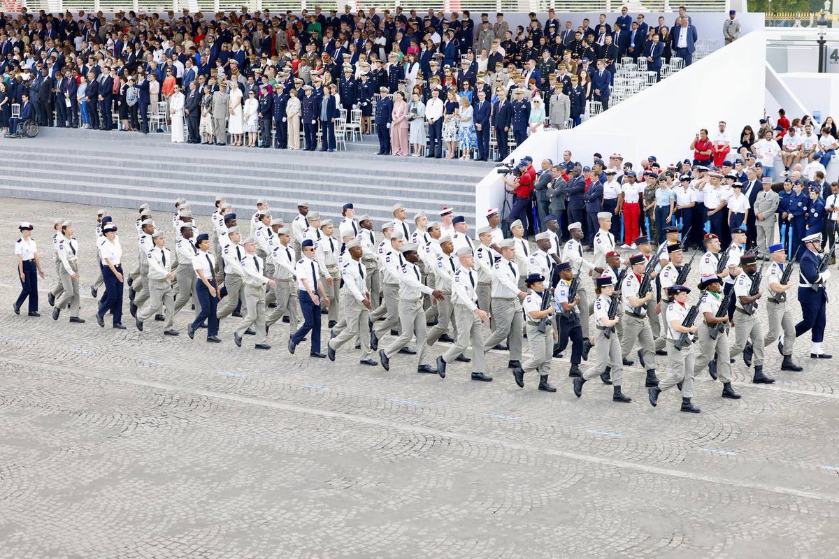 SebLecornu's tweet image. Nos armées accompagnent aussi notre jeunesse volontaire.
En Outre-Mer, les régiments de Service militaire adapté accueillent 6.000 jeunes par an. En métropole, 1.500 rejoignent le Service militaire volontaire.
Militarité pour donner un cadre, accompagnement individualisé et…