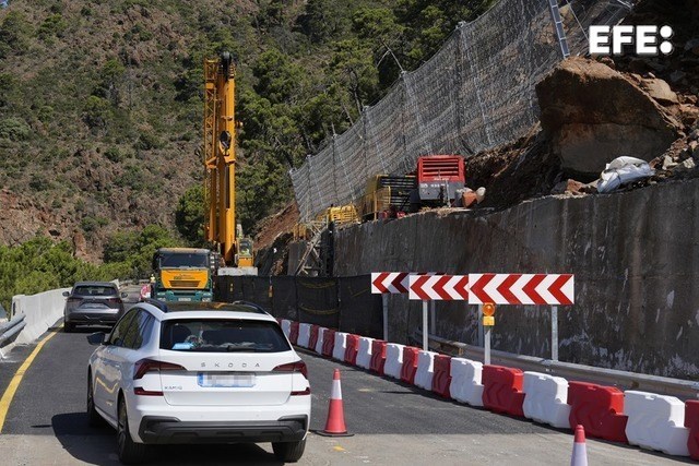 SevillaEfe's tweet image. La carretera que comunica Ronda con el núcleo de San Pedro de Alcántara (A-397), en Marbella, y con el resto de la Costa del Sol, ha reabierto con uno de sus dos carriles en circulación regulado por semáforos, mientras que el arreglo total se prevé para octubre @AndaluciaJunta