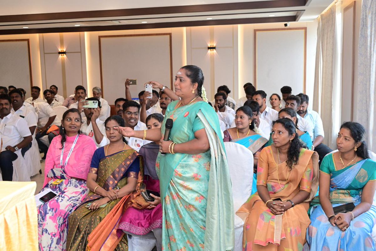 நெல்லை மண்டல கழக தகவல் தொழில்நுட்ப அணியின் ஆலோசனைக் கூட்டத்தில் இன்று பங்கேற்று சமூக வலைத்தளங்களின் வழியாக கழகத்தின் செயல்பாடுகளையும், திராவிட மாடல் ஆட்சியின் சாதனைகளையும் மக்களிடம் கொண்டு செல்வது குறித்து கலந்தாலோசனை செய்தோம்.

இக்கூட்டத்தில் நெல்லை மத்திய மாவட்டச் செயலாளர்