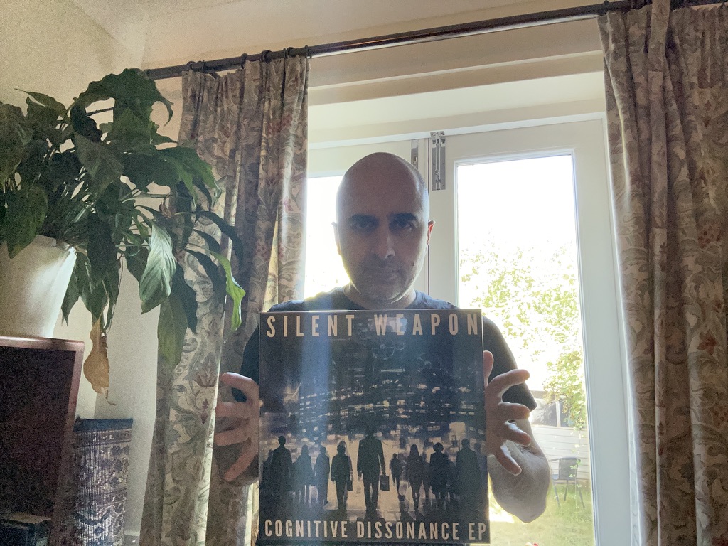 The vinyl test press of "Cognitive Dissonance" has arrived! I am over the moon with the quality. Thanks to elasticStage for making this happen. The EP is out on Bandcamp next Friday.

#industrialmusic #darkindustrial #EBM #electronicmusic