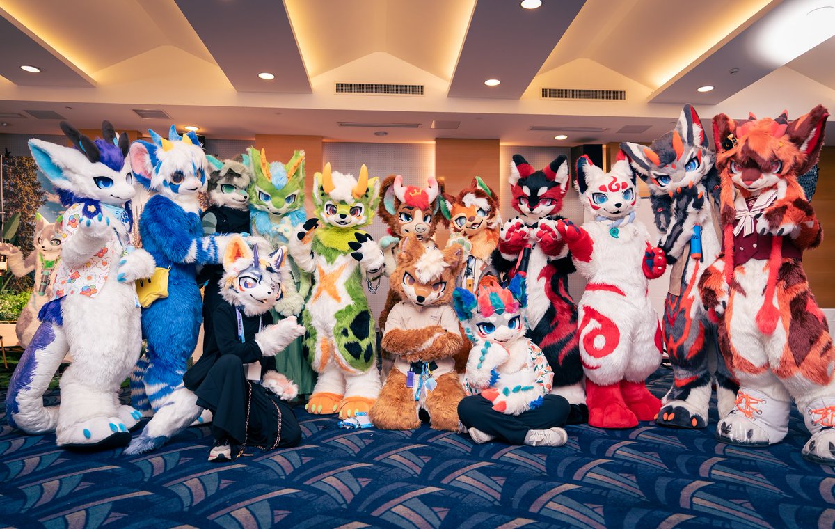 进行一个五彩缤纷的合🌈
📷：望台WangT
#绒萌 #兽装 #fursuit #Erqing