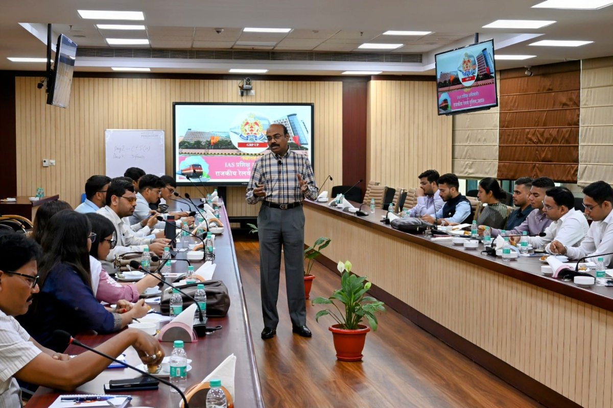 Interacted with 19 IAS Probationers of 2024 batch of UP Cadre in DGP HQ &amp; discussed issues of railway safety &amp; passenger security..
A functional and reciprocal approach of administration is needed at present for optimum results..
#UPGRP
#UPPolice