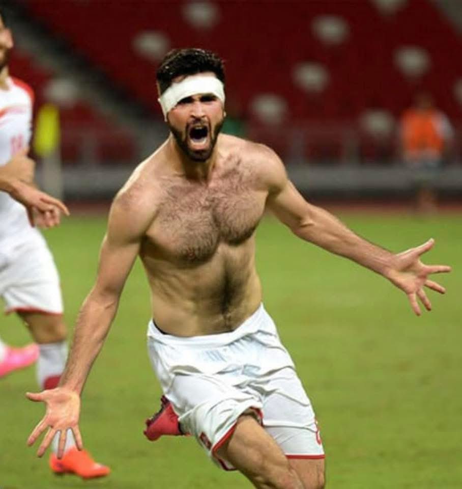كثر التكويع في بلادي..
الكل اصبح يلعق حذاء الجولاني، كما لعقوا الذي قبله..
و كله حبا بالمصلحة الشخصية، لا حبا بالوطن..
كلمة وطن اصبحت غريبة في المجتمع السوري، لا يُفهم معناها الا عند الدم.

عمر خربين يقول: تعمدت الغياب عن مباراة استراليا كي لا تتأهل سوريا!!
لكن ماذا تكسب من هكذا