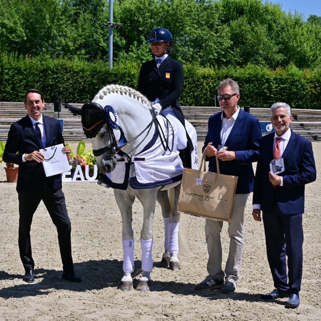 🏆Romero de Trujillo y Teia Hernández ganan el Gran Premio Especial del CDI3* de Deauville

Tercera victoria FEI para el binomio, que se consolida como referente del PRE en la élite internacional, rumbo al Campeonato Europeo 2025 en Crozet, Francia🐎✨

➡️ ancce.es/3061