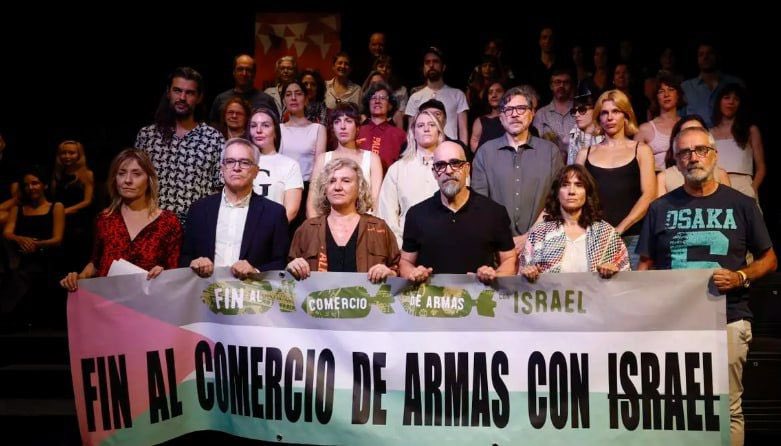 Lo que hoy piden más de mil firmas del mundo de la cultura es un embargo integral de armamento a Israel ya, a través de un Real Decreto inmediato.

El Gobierno español lleva meses diciendo que hay embargo o que lo habrá, pero los hechos son que sigue sin aprobarlo. Hay más de 40