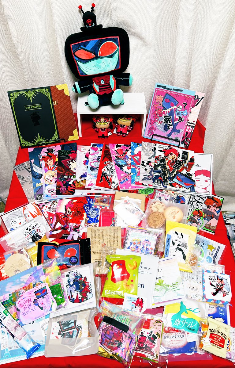 DisSunglow's tweet image. たくさんの戦利品と差し入れに囲まれて幸せです！！
昨日はイベントお疲れ様でした！！
全てのスペースを回りきれなかったので、ちゃんと宝の地図を作ってから参戦したいです！！😭✨
みなさまありがとうございました〜！！