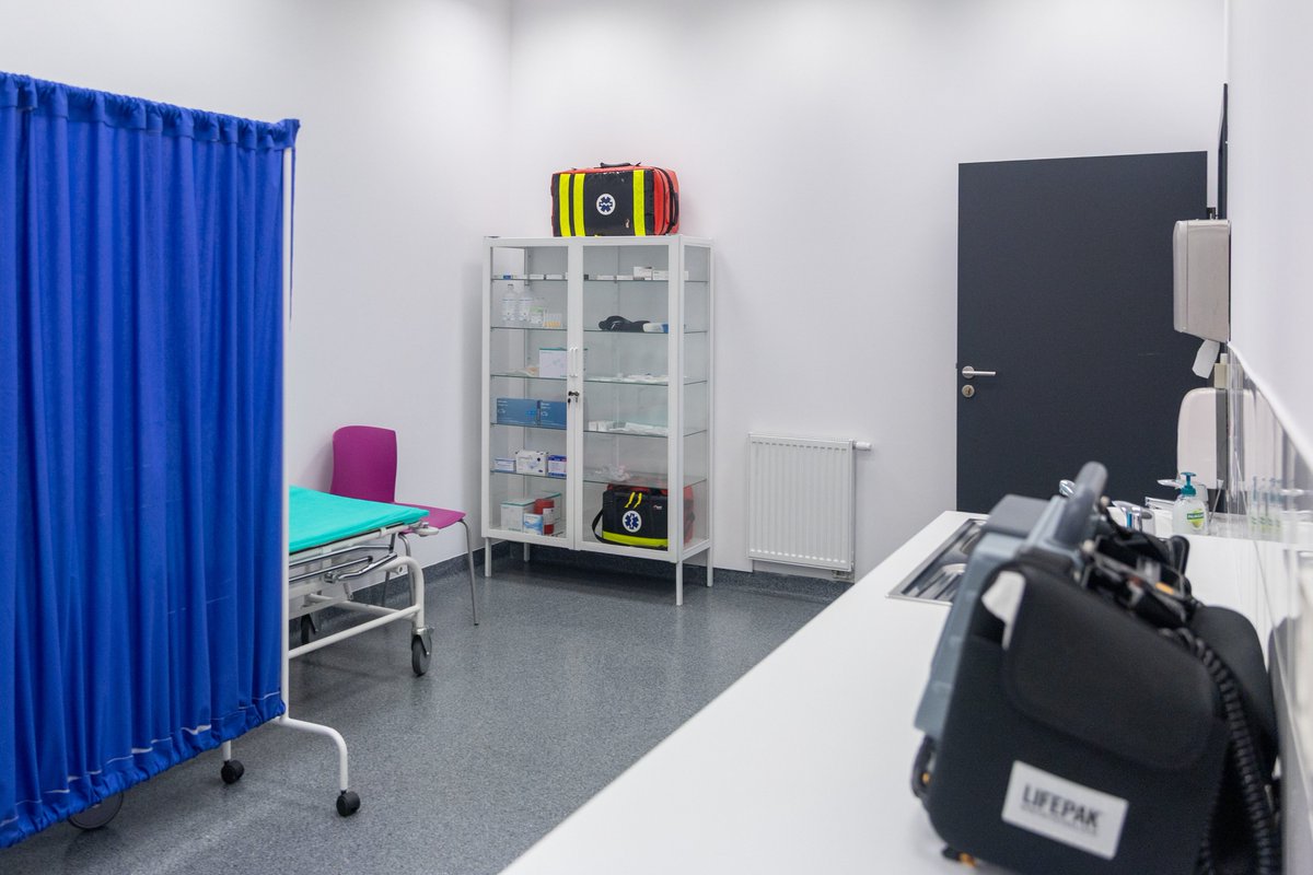 AirportGdansk's tweet image. Od października na #airportgdansk będzie stacjonował zespół gdańskiego pogotowia! 🚑 Ratownicy będą mieli do dyspozycji nowoczesne zaplecze. Karetka zaparkuje przy terminalu – w miejscu, które pozwala na natychmiastowe wyruszenie do akcji.
📸 A. Rezulak/KFP