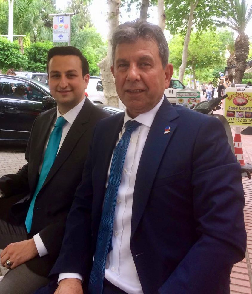 Kerim Hoşfikirer’i kaybettik.

Şampiyon Ali’nin bize emanetiydi.

Benim için her zaman “abi”ydi. Yol gösterdi, omuz verdi, hep güzel sözlerle yüreklendirdi.

Adana için söyleyecekleri vardı, TSYD ailesi için çok kıymetliydi, gülümseten hatıralarla dolu güzel bir iz bıraktı.