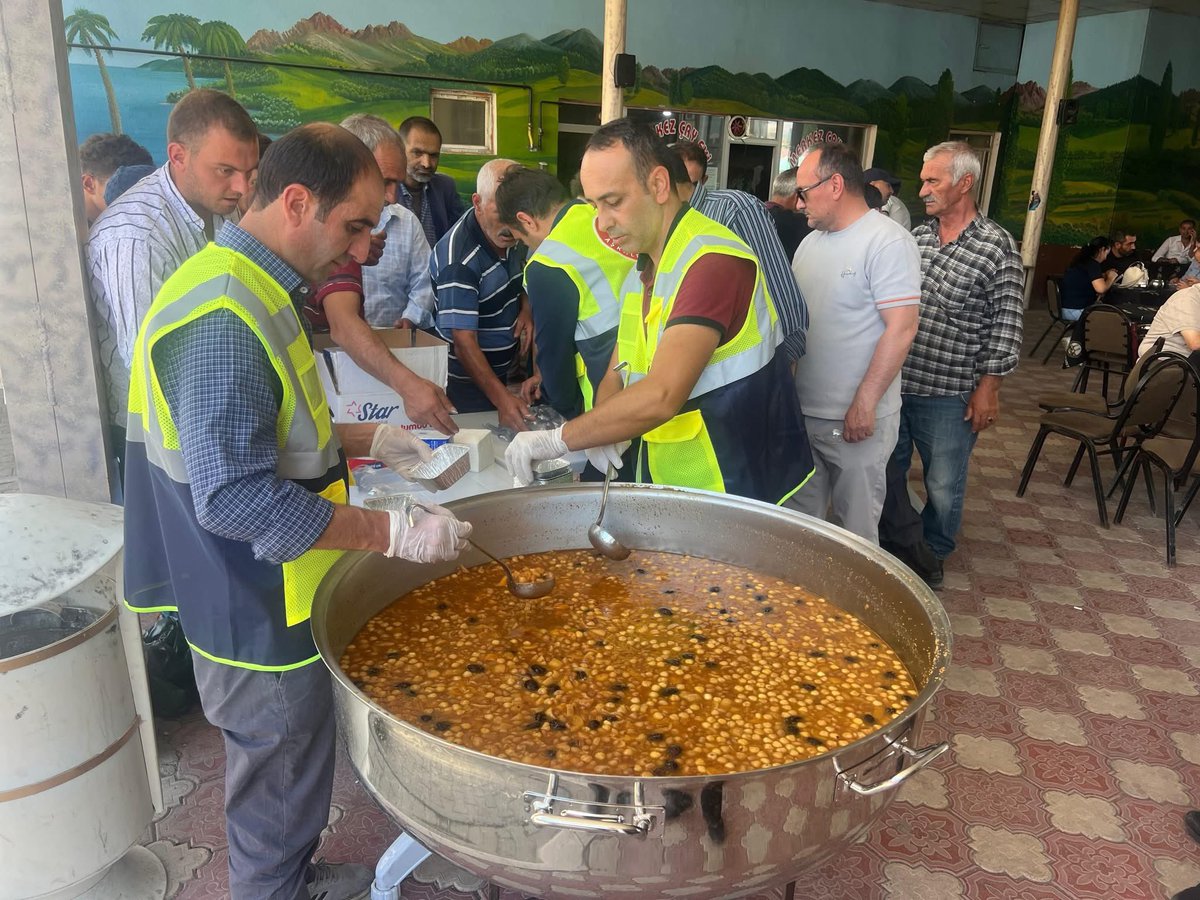 EmıneAras 🇹🇷 (@enearas) on Twitter photo Dayanışmanın , birlikteligin sevginin ifadesi, bolluk ve bereketin simgesi olan Asure ayı dolayısıyla Beldiye Başkanımız <a href="/enolPolat2/">Şenol polat🟢🇹🇷</a> Meclis Üyelerimiz SnCavit KAPLAN ve SnMustafa CAN ‘ın katılımıyla #Aşüre dağıtımımızı gerçekleştirdik.
<a href="/RTErdogan/">Recep Tayyip Erdoğan</a>
<a href="/tugbaisikercan/">Tuğba IŞIK ERCAN</a>
<a href="/avibrahimK/">İbrahim KÜÇÜKOĞLU</a> Dayanışmanın , birlikteligin sevginin ifadesi, bolluk ve bereketin simgesi olan Asure ayı dolayısıyla Beldiye Başkanımız <a href="/enolPolat2/">Şenol polat🟢🇹🇷</a> Meclis Üyelerimiz SnCavit KAPLAN ve SnMustafa CAN ‘ın katılımıyla #Aşüre dağıtımımızı gerçekleştirdik.
<a href="/RTErdogan/">Recep Tayyip Erdoğan</a>
<a href="/tugbaisikercan/">Tuğba IŞIK ERCAN</a>
<a href="/avibrahimK/">İbrahim KÜÇÜKOĞLU</a>