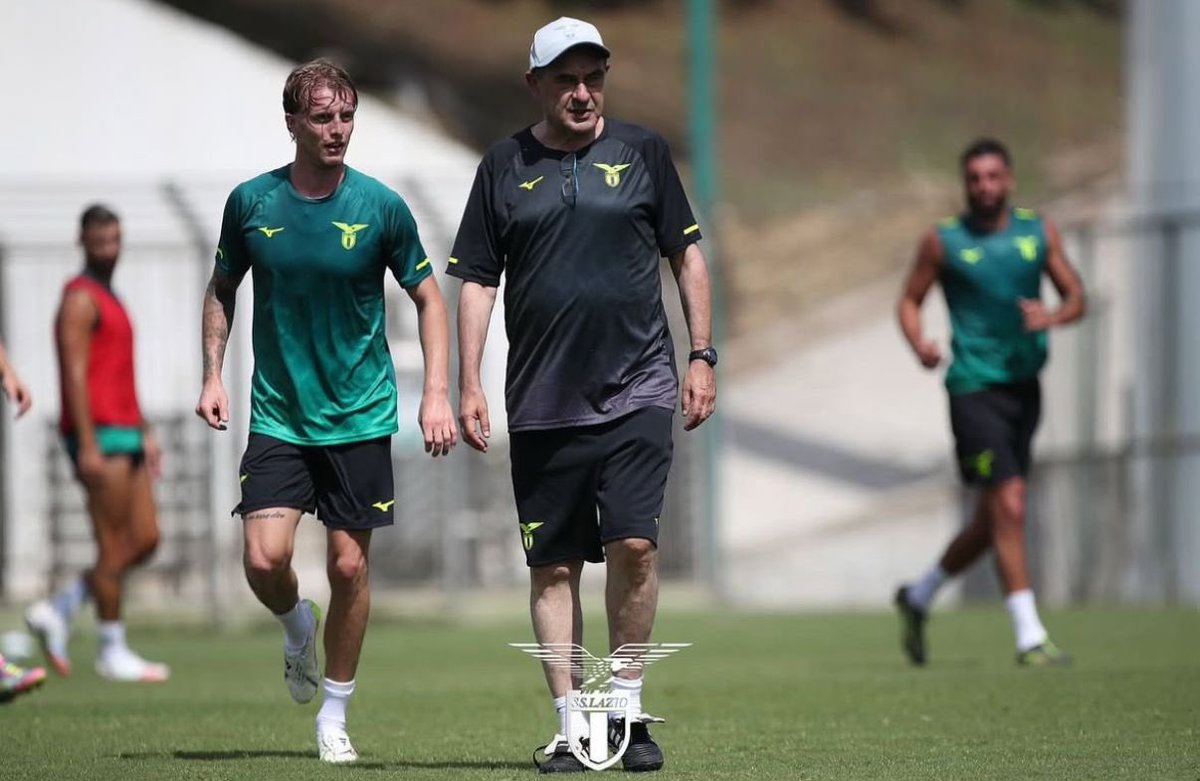 Mai avrei pensato di rivedere una foto del genere. Ricordo perfettamente dov’ero quando uscì la foto di te sulle scale, seduto a fumare, sconsolato. 

Oggi riparte la Lazio. E tu sei l’unico faro che ci può portare fuori dalla tempesta. 

Forza Mister. Forza Lazio.