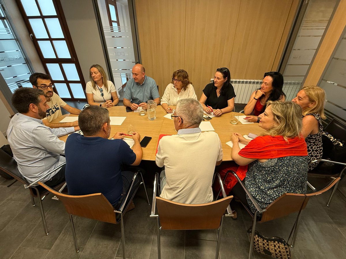 PSOELaRioja's tweet photo. Reunión de trabajo con el nuevo Secretario General de  @CCOOLaRioja, @RodrigoCCOO y parte de su equipo

Queremos conocer sus propuestas para mejorar la situación económica y laboral de nuestra comunidad

También hemos hablado sobre la necesidad de reforzar los servicios públicos https://t.co/2VFhi6dlaI