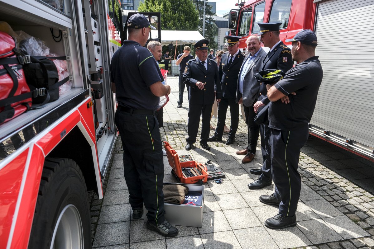Kdyby v třineckých Gutech a okolí hořelo, jsou místní hasiči připraveni okamžitě zasáhnout. Od dneška jim bude pomáhat i supermoderní cisterna. Nový zásahový vůz CAS 20 – TATRA T815 4x4.2 posílí akceschopnost jednotky dobrovolných hasičů, která jen během loňska vyjížděla k více
