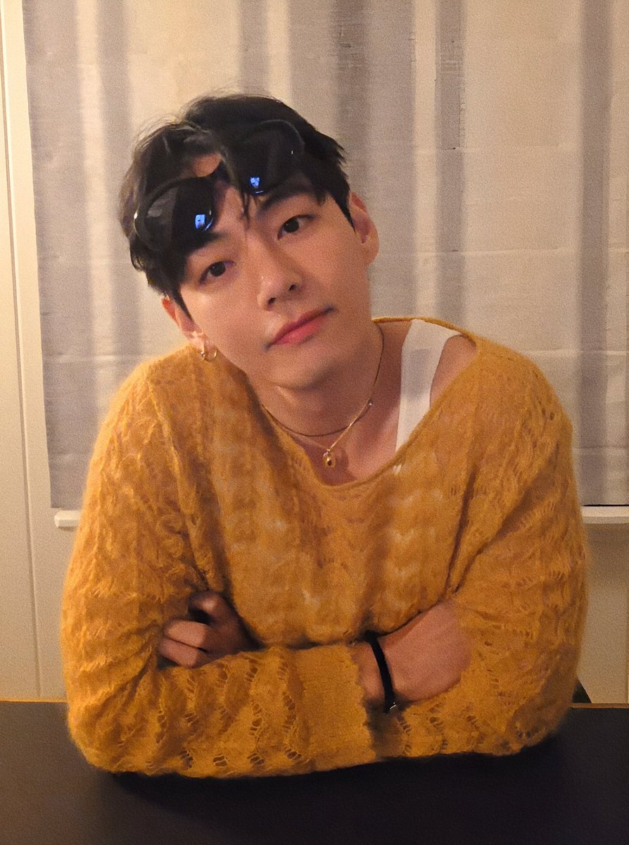 salacantwait's tweet image. tae kalau pakai baju bolong2 memble kayak gini selalu kayak puppy🤏😭
di Tiny Desk juga!!!!
di Love Wins All juga!!!!