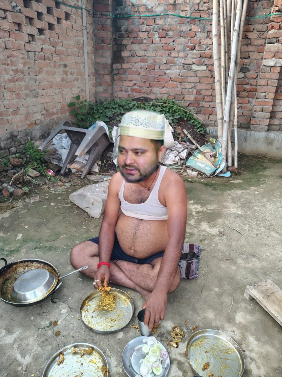सावन महीने में मटन खा रहा है नवी फैल

🤬🤬