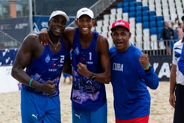 La dupla #cubana de voleibol de playa de Jorge Luis Alayo y Noslen Díaz ganó este domingo en Moscú, Rusia, la primera parada de la Liga rusa de este deporte. Felicidades campeones.