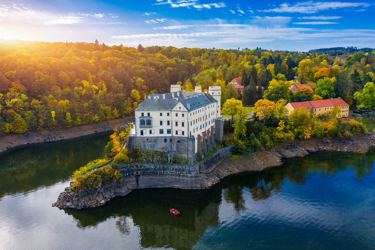 🚣‍♂️¿Buscáis ideas para refrescaros este verano en #Chequia? Os proponemos disfrutar de sus ríos, tanto navegando en barco como llevando vuestro propio kayak. #visitczechia

👉visitczechia.com/es-es/news/202…

📷 Castillo de Orlík nad Vltavou /Shutterstock