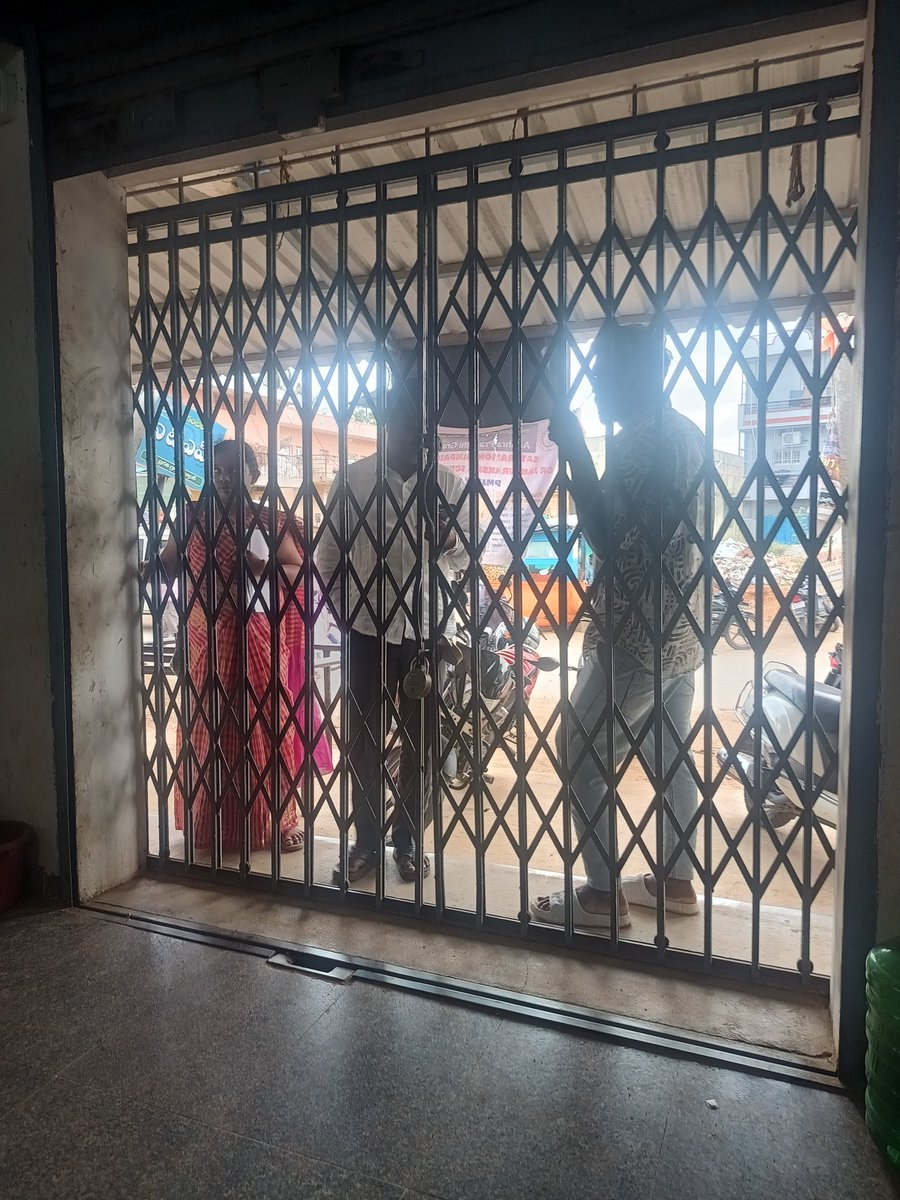 Doddegowda13's tweet photo. Experienced worst service at a Grameena Bank in Andhra Pradesh. Staff locked the main gate while we were inside the branch (during non-banking hours) for 15–20 mins, yet allowed VIPs in at the same time
@RBI @FinMinIndia @DFS_India @AP_FinanceDept @AndhraPradeshCM #AndhraPradesh https://t.co/4kfZf4G14O