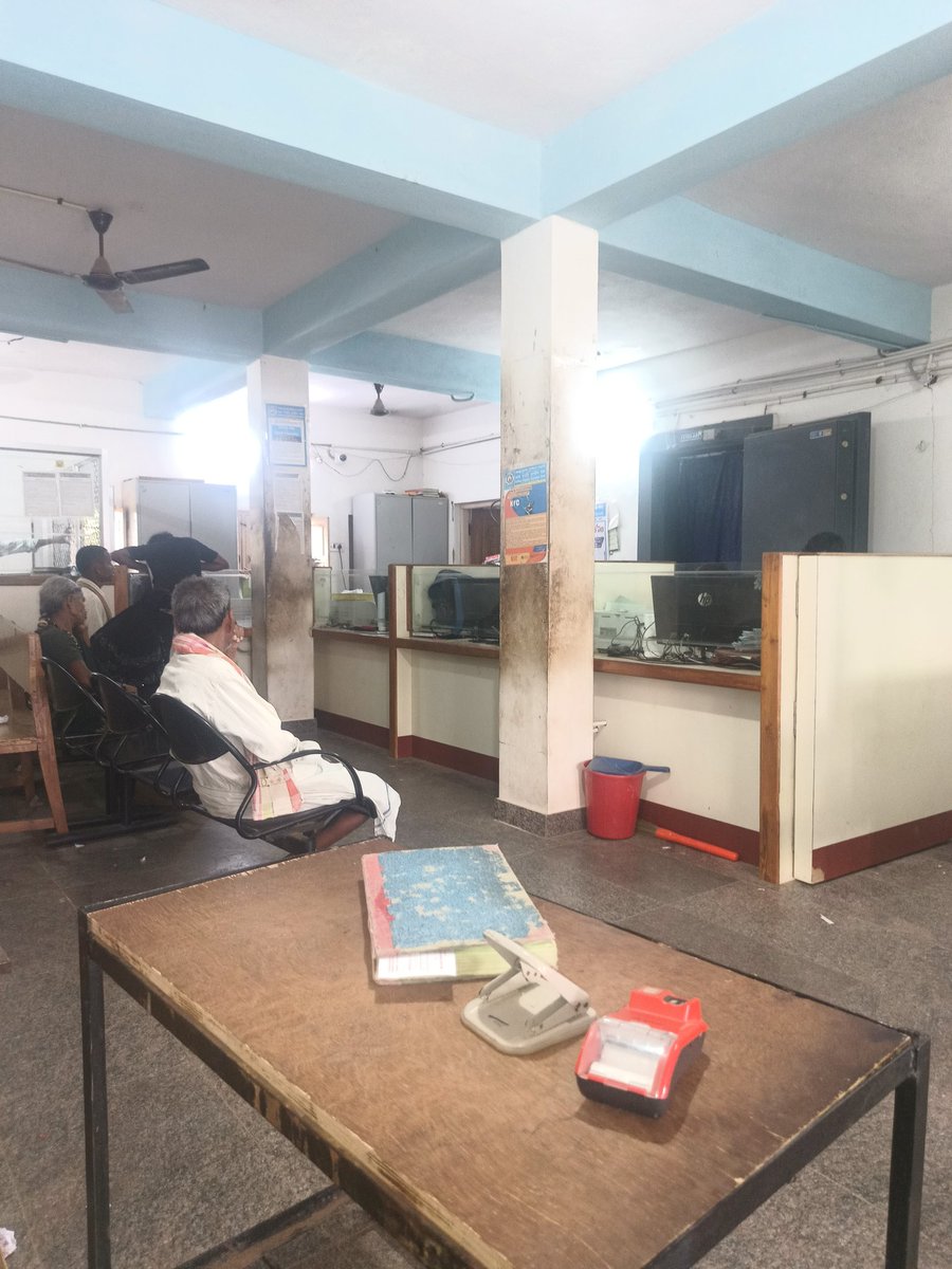 Doddegowda13's tweet photo. Experienced worst service at a Grameena Bank in Andhra Pradesh. Staff locked the main gate while we were inside the branch (during non-banking hours) for 15–20 mins, yet allowed VIPs in at the same time
@RBI @FinMinIndia @DFS_India @AP_FinanceDept @AndhraPradeshCM #AndhraPradesh https://t.co/4kfZf4G14O