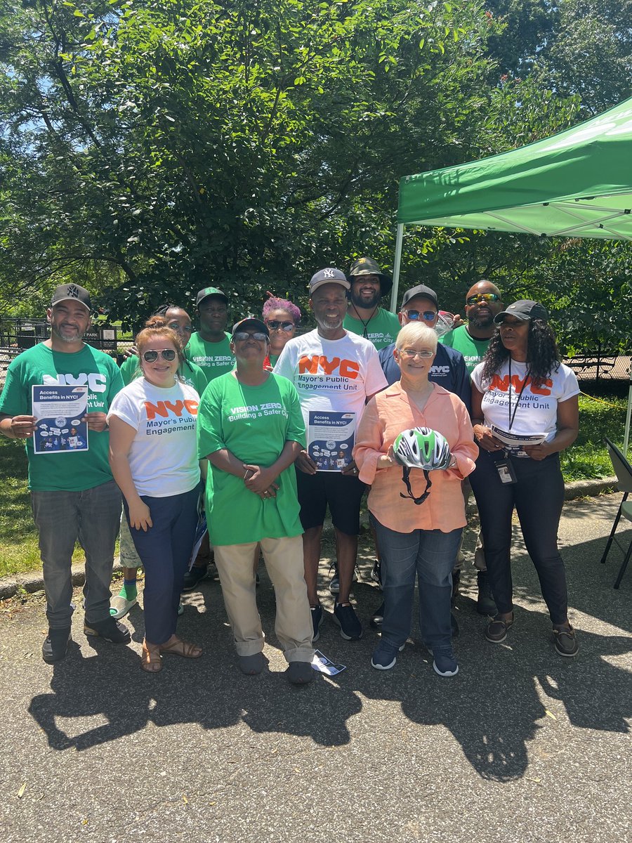 Lynn4NYC's tweet image. Our recent bike helmet giveaway with @NYC_DOT at Sobelsohn Playground was a huge success with over 500 helmets given away. It was great to see so many kids and families take advantage of this free event to promote bike riding and safety.