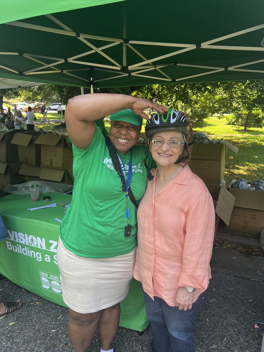 Lynn4NYC's tweet image. Our recent bike helmet giveaway with @NYC_DOT at Sobelsohn Playground was a huge success with over 500 helmets given away. It was great to see so many kids and families take advantage of this free event to promote bike riding and safety.
