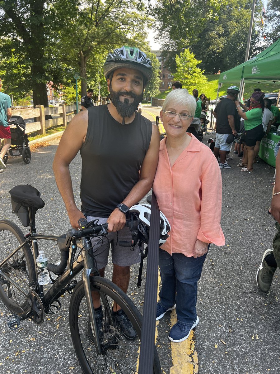 Lynn4NYC's tweet image. Our recent bike helmet giveaway with @NYC_DOT at Sobelsohn Playground was a huge success with over 500 helmets given away. It was great to see so many kids and families take advantage of this free event to promote bike riding and safety.