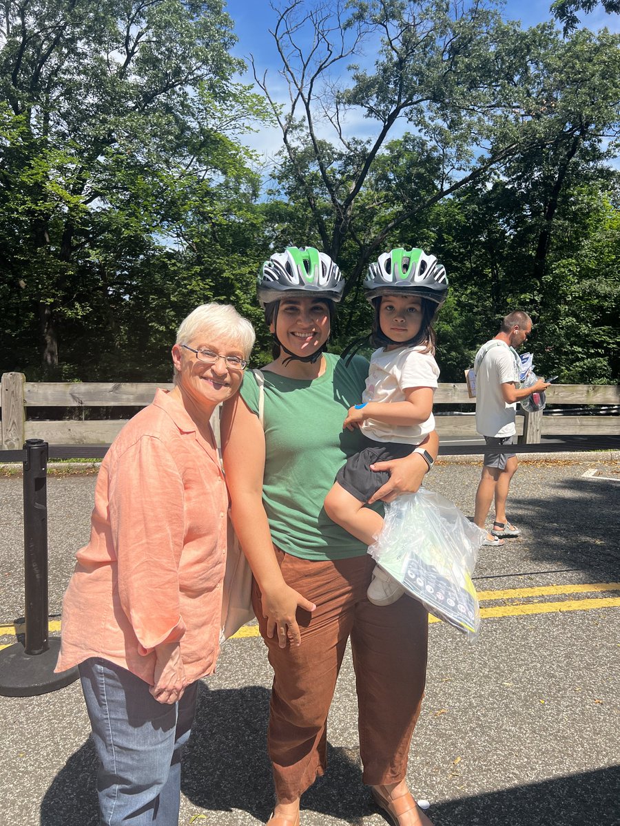 Lynn4NYC's tweet image. Our recent bike helmet giveaway with @NYC_DOT at Sobelsohn Playground was a huge success with over 500 helmets given away. It was great to see so many kids and families take advantage of this free event to promote bike riding and safety.