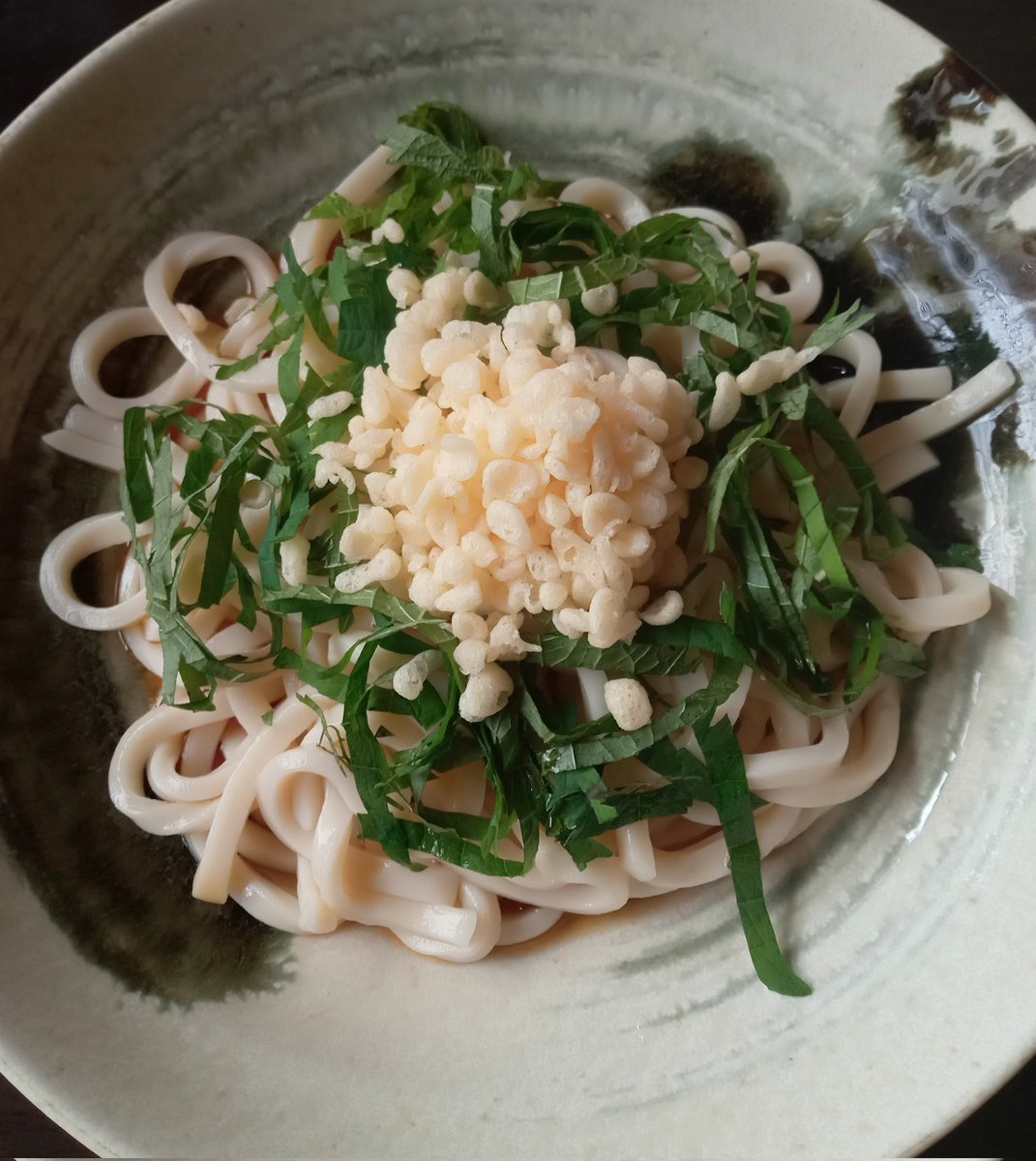 今日の晩ご飯
【冷やしうどんの大葉と揚げ玉乗せ】
茹でて冷やしたうどんに、千切り大葉と市販の揚げ玉をのせ、麺つゆを回し入れたら完成！よく混ぜて召し上がってください。食欲の落ちるこの季節ですが、手軽で美味しい一品ですよ♪