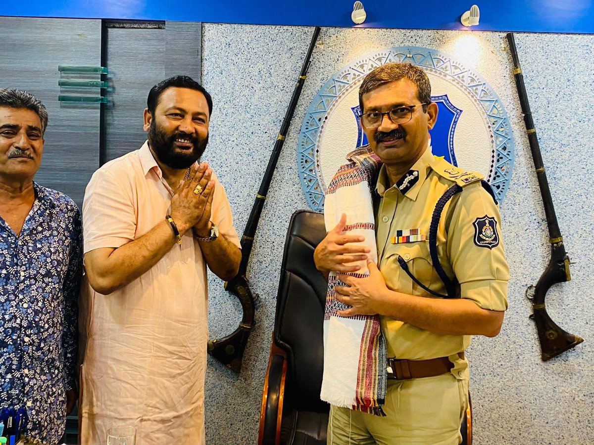 ગુજરાત ના <a href="/dgpgujarat/">DGP Gujarat</a> સાહેબ આજે પશ્ચિમ કચ્છ ના ભુજ માં પધારતા એમની શુભેરછા મુલાકાત લીધી અને પોલીસ વિભાગ ને લગતા પ્રશ્નો ની રજૂઆત સાથે ભારત રત્ન ડો બાબા સાહેબ આંબેડકર ની છબી ભેટ આપી,કચ્છી શાલ ઓઢાડી સન્માન કર્યું,<a href="/sanghaviharsh/">Harsh Sanghavi</a> <a href="/SPWestKutch/">SP West Kutch</a> <a href="/InfoGujarat/">Gujarat Information</a> <a href="/GujaratPolice/">Gujarat Police</a> <a href="/kutchmitra/">kutchmitradailynewspaper</a>