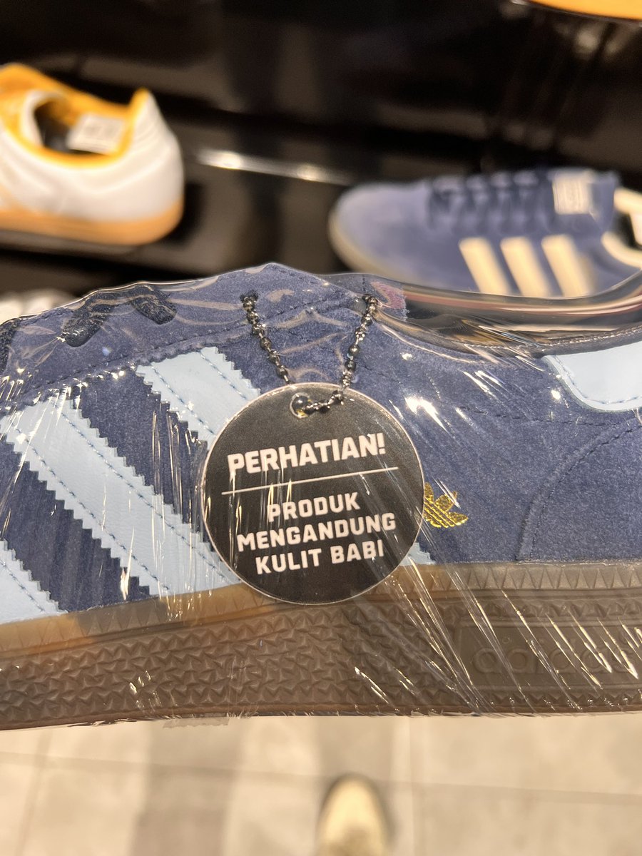 namdoyan's tweet image. Apa hukumnya pake sepatu dari kulit babi?